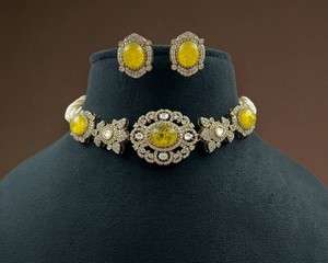 Ensemble de boucles d'oreilles en or antique plaqué Polki Kundan, magnifiques bijoux en laiton à la mode pour les mariages, les fêtes et les occasions d'anniversaire - Product Image 4