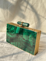 Pochette artisanale en malachite, mosaïque de pierres vertes naturelles, cadre en laiton doré, rigide, avec chaînes classiques et élégantes