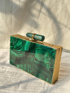 Bolso de Mano Tipo Clutch con Piedras Preciosas de Malaquita Hechas a Mano, Paneles de Mosaico de Piedra Verde Natural, Marco de Metal en Tono Dorado y Cuerpo Rígido - Product Image 2