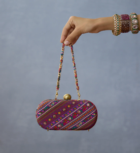 Elegante bolso de mano de terciopelo verde con diseño ondulado de diamantes de imitación dorados y correa de cadena de metal disponible a precios al por mayor. - Product Image 6