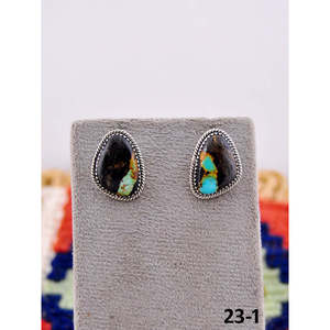 Boucles d'oreilles clous élégantes en argent sterling avec turquoise Black Jack, serties de rose gold, plaquées or, faites à la main au sud-ouest - Product Image 1