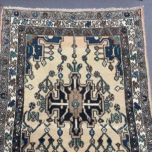 Tapis de couloir vintage turc bleu persan 3,37x9,9 pi (103x303 cm) en laine patchwork écologique avec envers en latex - Product Image 2