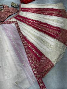 Elegante diseñador Lehenga Choli con lentejuelas pesadas y bordado perfecto para festivales de bodas y celebraciones tradicionales - Product Image 6