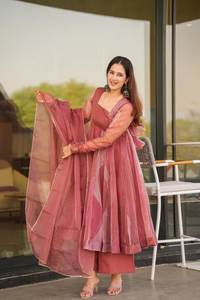 Ensemble Anarkali long et superposé pour femme Unity Luxure, couleur mauve unie, avec dupatta, en organza et georgette de qualité supérieure, ODM - Product Image 2