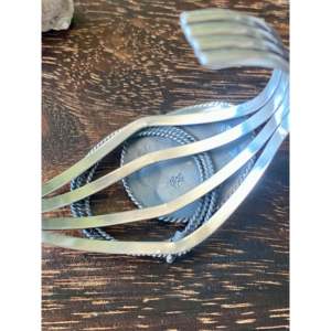 Bracelet manchette en argent sterling 925 fait main Navajo avec turquoise Kingman et motif chapeau de cowboy, bracelet manchette en argent sterling et turquoise avec bouclier - Product Image 5