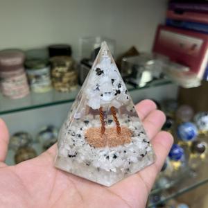 Pirámide de Orgonita Feng Shui Hecha a Mano al por Mayor, Hexágono, Piedra Lunar Arcoíris, Resina de Cobre, Decoración de Piedra de Energía Curativa, 7 cm - Product Image 5