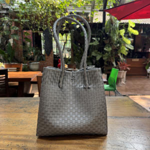 Bolsa tejida hecha a mano Material plástico Premium Accesorio de moda elegante para adultos con patrón Lurik Tejido reciclado de Indonesia - Product Image 1