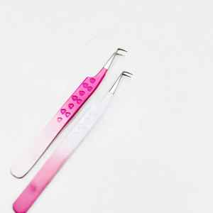 แหนบปลายแหลมสแตนเลสแบบ Private Label 90 องศา ความแม่นยำสูง ทนทาน สีชมพู สำหรับต่อขนตาแบบ Volume - Product Image 1