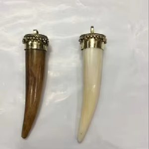 Collar con colgante de hueso, joyería elegante con forma de madera de resina para niños, aspecto clásico ortodoxo tradicional y moderno - Product Image 1