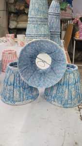 Abat-jour plissé en fausse soie verte fait à la main avec impression de blocs Ikat pour lampes de table ou de sol - Product Image 6