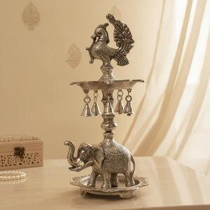 Soporte de metal con acabado antiguo para Diya, con campanas colgantes y diseño de pavo real, para lámpara de aceite tradicional, ideal para decoración del hogar y Puja - Product Image 5
