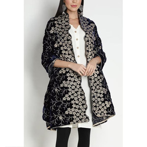 Nouvelle mode féminine hiver chaud velours châle meilleur vendeur multicolore emballage personnalisé écharpes et châles traditionnels - Product Image 2