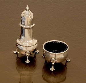 Salero y Pimentero Decorativo de Latón con Acabado Elegante, Perfecto para Decoración del Hogar y Uso Funcional en la Mesa - Product Image 1