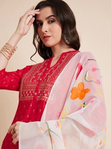 Conjunto Exclusivo de Kurti y Pantalones de Rayón Bordado con Cuello en V, Largo hasta la Rodilla, Corte Regular, Elegante, con Dupatta Pintada, Venta al Por Mayor - Product Image 6