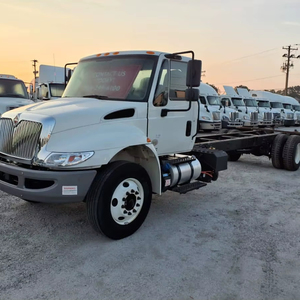 Camion d'occasion prêt à l'emploi 2022 International DuraStar 4300 Cabine et châssis à vendre Transmission automatique - Product Image 1