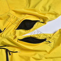 Pantalones de Nieve Amarillos de Alto Rendimiento con Ribete Negro, Forro Aislante Cálido, Múltiples Bolsillos con Cremallera y Cintura Ajustable con Cordón