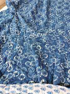 Manta Reversible Acolchada de Algodón Azul California, Estampada a Mano - Product Image 3