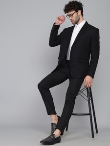 Blazer formel noir de qualité supérieure pour les réunions d'affaires, les sorties décontractées et les tenues de soirée, disponible à un prix compétitif - Product Image 4