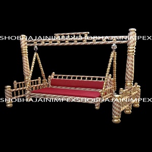Columpio de Madera de Diseño Meenakari de Shobha Jain Impex para Decoración de Bodas y Sangeet - Product Image 1