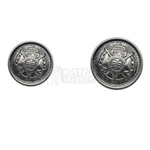 Les boutons en acier combinent un charme robuste avec des touches minimales pour des regards audacieux Boutons en acier - Product Image 6