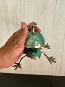Diseño de rana decorativa náutica Mesa de recepción de latón Campana de escritorio y artículo de regalo Escritorio de oficina Campana de llamada-Verde - Product Image 2