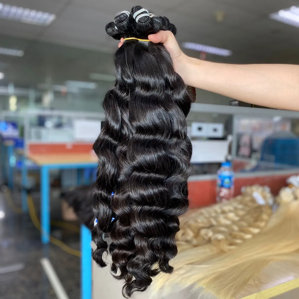 حزمة شعر مموجة طبيعية لحمة الشعر الأفضل مبيعًا عينة مجانية مصنوعة في فيتنام