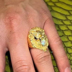 Anillo de compromiso de León chapado en oro amarillo de 14 quilates para hombre corte redondo moissanita real - Product Image 2