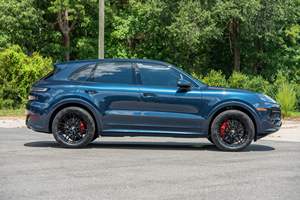 Cayenne S 2024, V8 biturbo de 468 hp, tracción total, equipamiento completo, azul metálico Algarve - Product Image 2