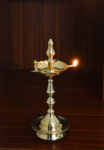 Venta al por mayor de aceite de latón indio Diya para rituales religiosos hindúes Pooja latón indio Lotus Diya Diwali regalo - Product Image 6