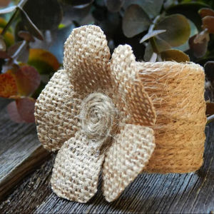 Anneau de serviette en rotin artisanal avec motif floral pour la décoration de table bohème et l'arrangement festif des repas en provenance d'Inde - Product Image 1