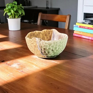 Bol de service en grès avec glaçure rustique, vaisselle de cuisine fonctionnelle, idéal pour les repas à la maison, les salades et les collations, provenant d'Inde - Product Image 4
