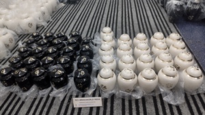 Venta caliente latón cremación urnas para mascotas forma redonda mascota negra patas doradas urna conmemorativa urnas de tamaño personalizado para suministros funerarios - Product Image 6