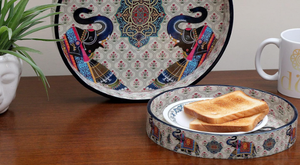 Bandeja de madera para servir con asas de metal disponible con un conjunto de cuencos estampados de esmalte perfecto para servir y decorar el hogar - Product Image 4