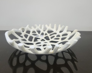 Plateau de service en métal blanc fabriqué à la main conception de branches de coquille marbre personnalisé vaisselle décorative pour la maison fruits collations occasions alimentaires - Product Image 2