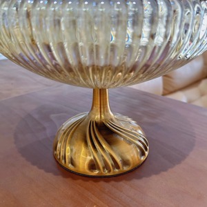 Bol décoratif en verre élégant avec support en métal, parfait pour la présentation de fruits sur la table, le comptoir de cuisine ou le service de chocolat, en provenance d'Inde - Product Image 3