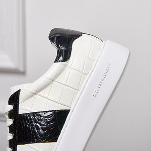Zapatillas Deportivas de Piel con Textura de Cocodrilo Premium – Zapatos Casuales de Plataforma con Parches en Blanco y Negro para Hombre - Product Image 3