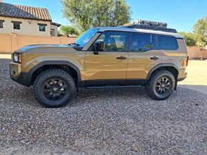 Toyota Land Cruiser Serie 250 Primera Edición 2024, SUV 4x4 de 4 Puertas, Certificado, Limpio y Poco Usado, Transmisión Automática, Volante a la Izquierda, Color Oscuro - Product Image 2