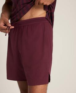 Uniforme de ropa deportiva de tenis informal ecológica de poliéster 100% para hombres y mujeres con nombre de equipo personalizado y logotipo en la parte delantera y pantalones cortos - Product Image 2