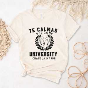 Divertente Maglietta Universitaria 'La Chancla' per la Festa della Mamma 'Te Calmas O Te Calmo' Chic Latina Regalo per Mamma Spagnola T-Shirt Promozionale - Product Image 1