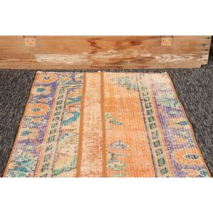 Alfombra de 1.9x7.2 pies, alfombra turca vintage, diseño geométrico naranja con elementos florales. - Product Image 2