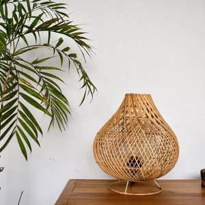 Lámpara de mesa de ratán tejida a mano lista para enviar con luz suave y cálida para espacios bohemios y minimalistas - Product Image 5