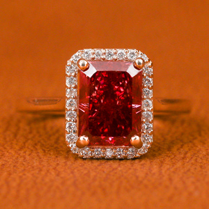 Radiant Cut Lab Grown Diamond Halo Setting Lujoso anillo de compromiso chapado en oro de 18 quilates Anillo de regalo de estilo moderno para mujeres IGI - Product Image 1