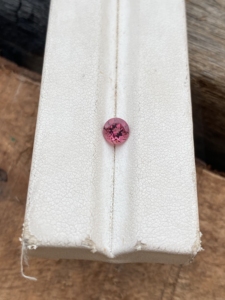 Piedra preciosa de turmalina natural 0,57 quilates Hermosa Turmalina de forma redonda de 5 MM Corte increíble para hacer joyas. - Product Image 3