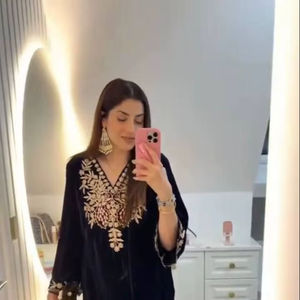 Hermoso Conjunto de Invierno en Color, Terciopelo Puro Pesado con Bordado de Lentejuelas, Manga Elegante y Estilo Moderno con Pantalón Palazzo - Product Image 1