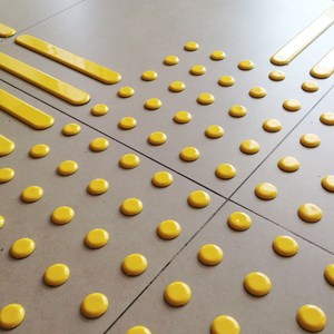 พื้นผิว PVC แบบจุดขนาด 40x40 ซม. สำหรับผู้พิการ ใช้ติดตั้งบนพื้นผิวโดยไม่ต้องใช้เทปกาว - Product Image 2