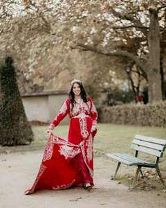 Caftán de seda roja marroquí totalmente personalizable con bordado hecho a mano, estilo informal, antiestático y transpirable - Product Image 4