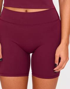 Pantalones cortos deportivos ligeros de secado rápido personalizados de servicio OEM para mujeres de cintura alta transpirable y estilo cómodo - Product Image 3