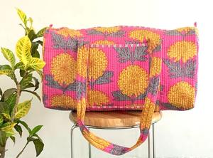 Bolsa de Viaje Deportiva de Lujo con Estampado Floral, Hecha a Mano, de Algodón con Estampado en Bloques, Acolchada, con Cierre de Cremallera, de Alta Calidad, Informal, de Gran Capacidad - Product Image 4