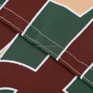 ชุดเซ็ตเสื้อผ้าผู้ชายพิมพ์ลายตามสั่ง OEM - ลายตัวอักษรแบบนามธรรมสีเขียวและสีแดงเลือดหมู ชุดฤดูร้อน 2 ชิ้น - Product Image 5