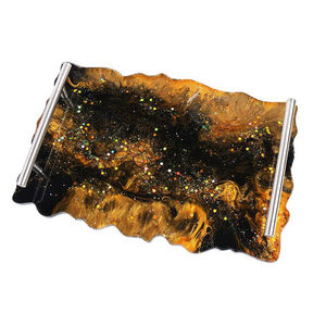 Plateau de service en résine moderne noir et doré fait à la main, à fort potentiel de vente, avec un design personnalisable pour la décoration de la maison et le service de nourriture/de boissons - Product Image 1
